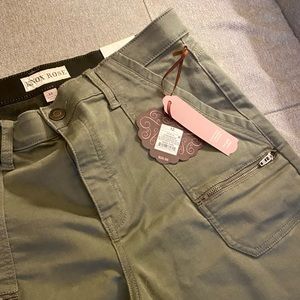Knox Rose mid-rise ankle skinny green pants. Sized 12. Brand new (never worn).